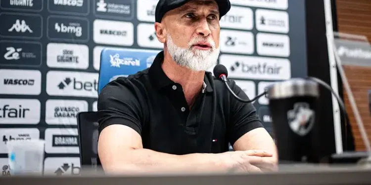 Álvaro Pacheco comenta a troca de Rayan por Rossi