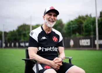 Hugo Moura pode ser escalado na defesa contra o Cruzeiro, afirma repórter