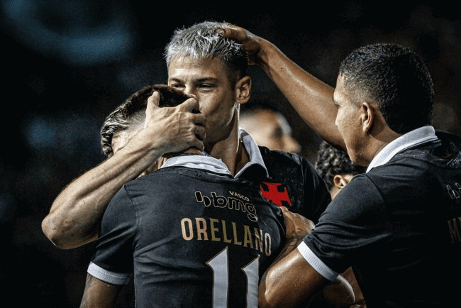 capasso-e-orellano-comemoram-gol-png-650x0_q95_crop Capasso e Orellano comemoram gol