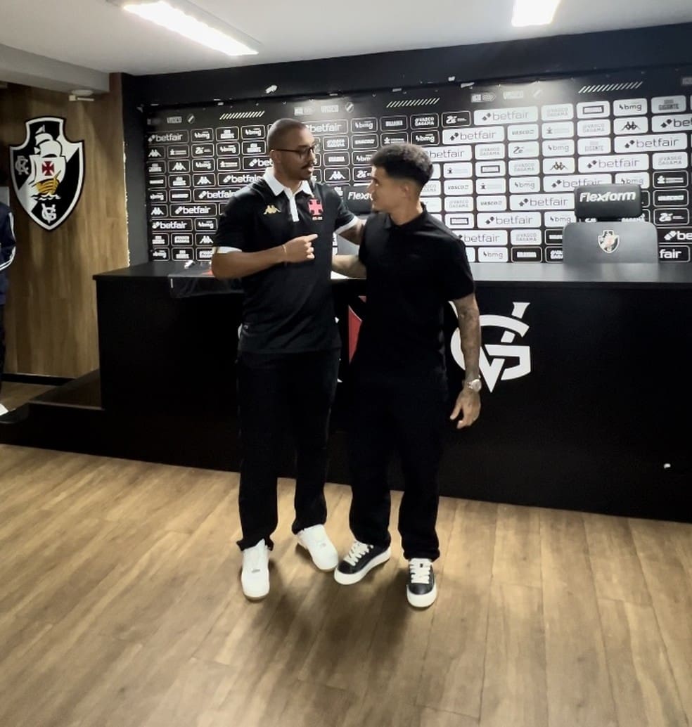 Arad com Philippe Coutinho na apresentação do jogador à torcida do Vasco — Foto: Arquivo pessoal Arad com Philippe Coutinho na apresentação do jogador à torcida do Vasco — Foto: Arquivo pessoal