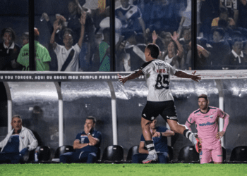 Manchetes de jornais abordam Vasco 2 x 0 Fortaleza