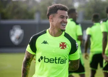 Vasco compartilha imagem de Coutinho e Payet se abraçando