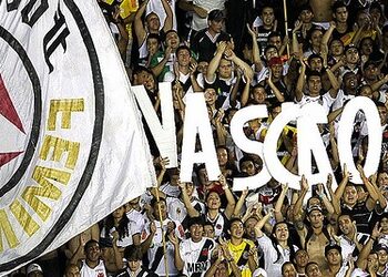 Bandeira do Vasco na torcida.