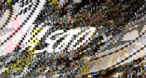 Bandeira do Vasco na torcida.