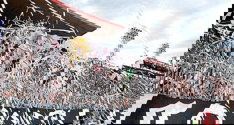 FlaFlu torcida com bandeiras e papel picado.