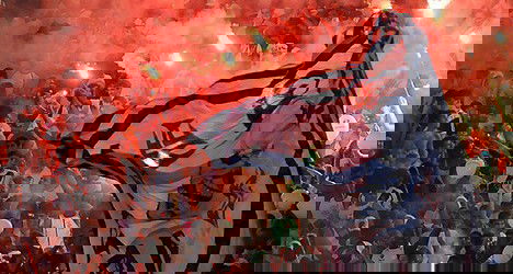 Torcida do Vasco com bandeira e fogos.