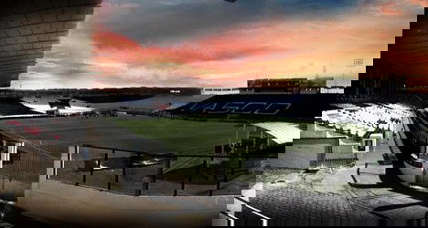 Estádio do Vasco ao entardecer com céu colorido.