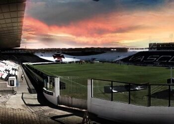 Campo de futebol do Vasco com pôr do sol ao fundo.
