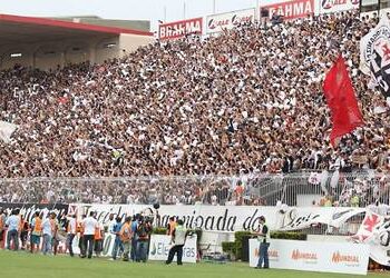 Multidão de torcedores do Vasco na arquibancada.