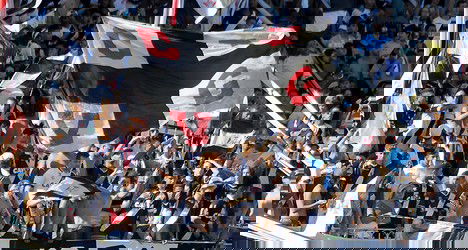 Torcida do Vasco com bandeiras e bandeja.