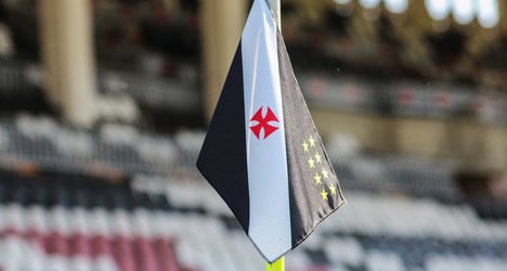 Bandeira do Vasco sobre o estádio.