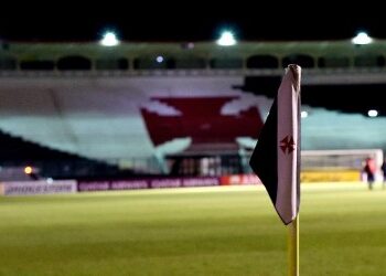 Bandeira do Vasco na lateral do campo de futebol.