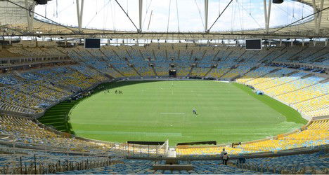 Vista interna do estádio do Vasco da Gama, com arquibancadas azuis e amarelas.