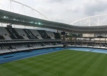 Estádio do Vasco da Gama vazio em dia de jogo.