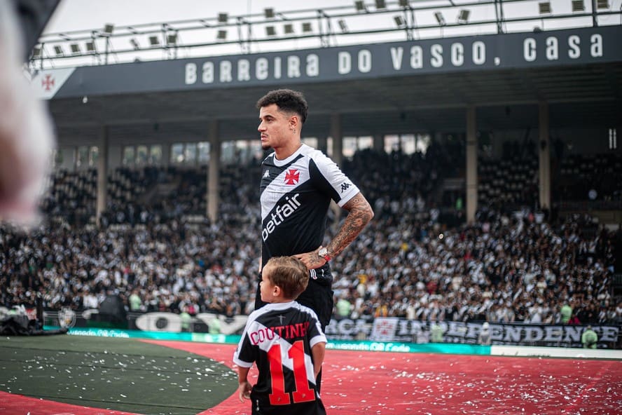 20240724-034228-1-coutinho-em-frente-a-arquibancada-social-com-referencias-a-barreira-do-vasco-foto-leandro-amorimvasco Coutinho em frente à arquibancada social, com referências à Barreira do Vasco — Foto: Leandro Amorim/Vasco