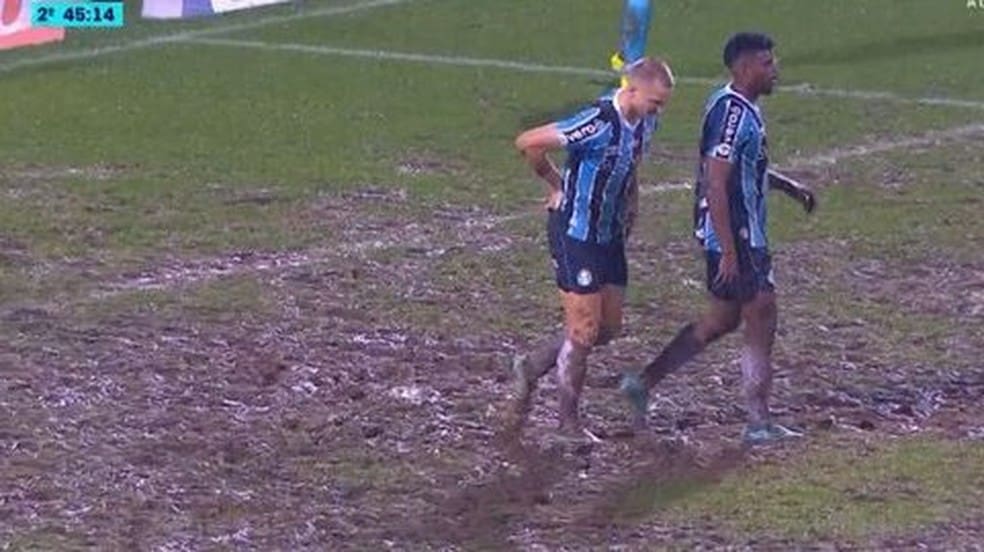 20240729-152959-1-jogadores-reclamaram-da-condicao-do-gramado-com-a-chuva-foto-reproducaosportv Atletas reclamaram da condição do campo com a chuva — Imagem: Reprodução/Sportv