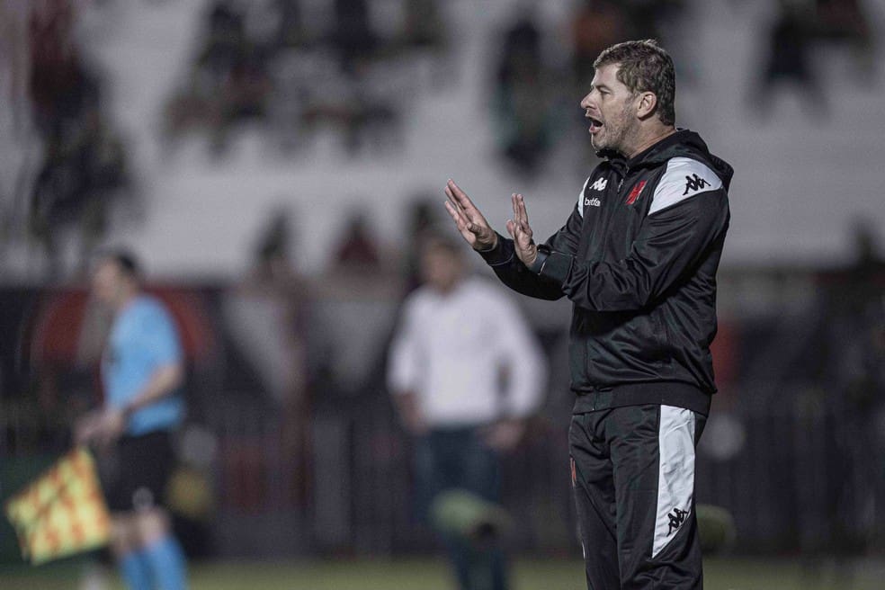 20240801-002706-1-rafael-paiva-em-atletico-go-x-vasco-foto-heber-gomesagif-1 Rafael Paiva em Atlético-GO x Vasco — Foto: Heber Gomes/AGIF