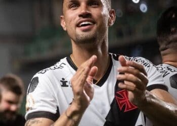 Criciúma mantém interesse em contratar o jogador Serginho, do Vasco da Gama.
