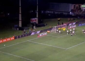 Zé Gabriel marca seu primeiro gol pelo Vasco contra o Coritiba, sua atual equipe