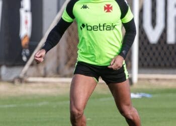 Vasco compartilha imagem de Payet em ação durante o treino