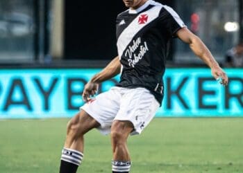 Vasco tenta emprestar Galdames com salário de aproximadamente R$ 500 mil