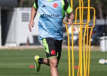 Elenco do Vasco desembarcará em Criciúma na noite de sábado