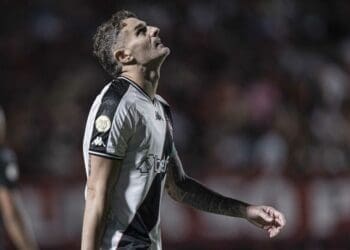 Vegetti segue cronograma de treinamentos no Vasco e pode ser preservado contra o Criciúma