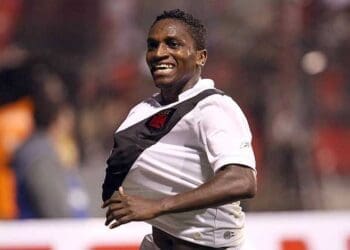 Abuda, ex-atacante do Vasco, assina com o Santos-PA aos 38 anos, seu 35º clube na carreira.