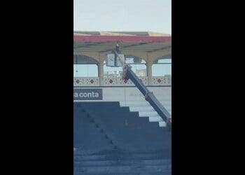 Vídeo revela processo de manutenção na marquise do estádio de São Januário; confira