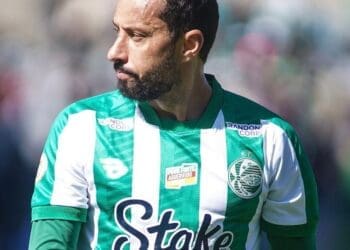 Nenê, após passagem pelo Vasco, quebra recorde como jogador mais velho a marcar gol no Campeonato Brasileiro