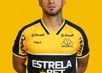 Lateral Trauco, do Criciúma, enfrenta julgamento no STJD e pode desfalcar time contra o Vasco