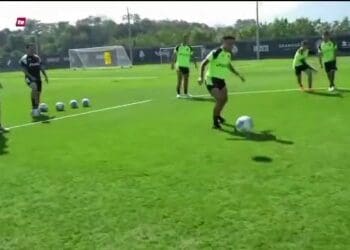 Philippe Coutinho participa do treino com o elenco do Vasco nesta sexta-feira