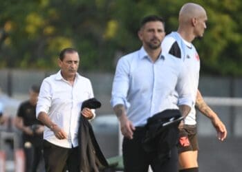 Vasco promove mudanças em jogadores, técnico e comando da SAF após o confronto contra o Criciúma.