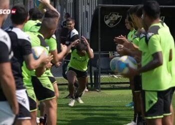 Leandrinho, convocado para Seleção Sub-20, passa por desafio no treino: o ‘corredor polonês’