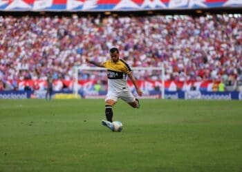 Criciúma consegue efeito suspensivo e terá lateral Trauco disponível para confronto contra o Vasco