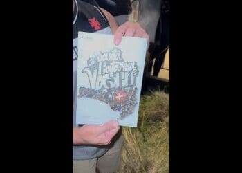 Torcedores hospedados em hotel de Criciúma recebem revista do Vasco