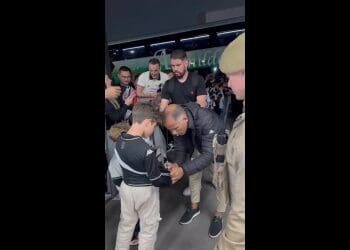 Felipe encontra fãs no hotel em Criciúma; assista ao vídeo
