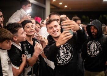 Vasco compartilha imagens da chegada do time ao hotel em Criciúma; confira