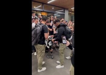 Confira mais vídeos da calorosa recepção dos torcedores do Vasco aos jogadores em Criciúma