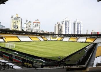 Desfalques e jogadores pendurados de Criciúma e Vasco: saiba quem está fora do jogo.