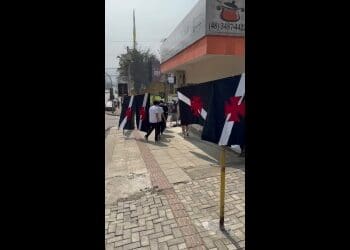 Assista ao vídeo da animada torcida do Vasco no entorno do estádio Heriberto Hülse