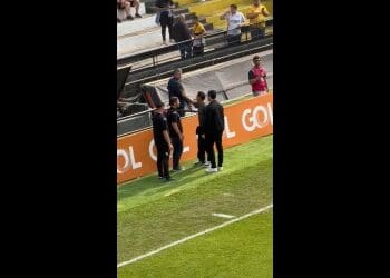 Serginho, emprestado ao Criciúma, troca ideias com torcedores do Vasco no Heriberto Hülse; assista ao vídeo.