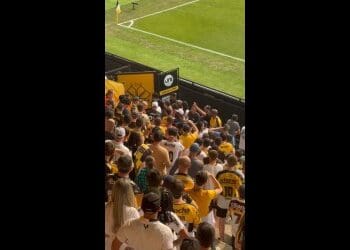 Torcedores do Vasco são realocados na área de visitantes do Heriberto Hülse após problemas no setor da torcida mandante