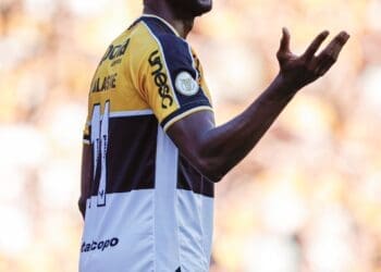 Criciúma garante empate nos minutos finais com gol nos acréscimos