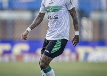 Volante Zé Gabriel estreia pelo Coritiba depois de empréstimo do Vasco