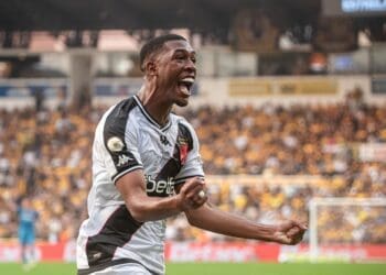 Pedrinho comenta sobre Rayan, Jean Meneses e revela que a folha salarial do Vasco está muito alta