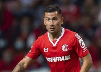 Jean Meneses chega ao Brasil na sexta-feira; Vasco espera oficialização da transferência para anunciar o atacante