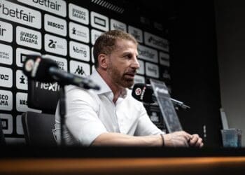 Pedrinho enfatiza importância da união e paciência por reforços durante visita à sede da Força Jovem