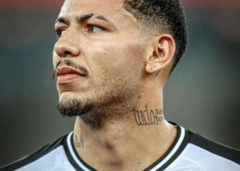 Clayton ganhava 7,5 vezes mais no Vasco do que no Casa Pia, seu clube anterior.