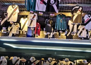 Fotos da exposição de camisas do Vasco no Espaço Hall durante o show de aniversário de 126 anos do clube